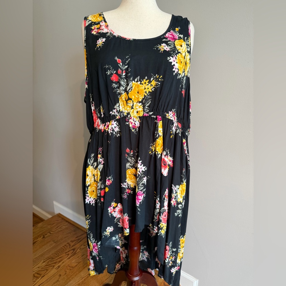 NWT Torrid Black Floral Hi-Lo Sleeveless Blouse